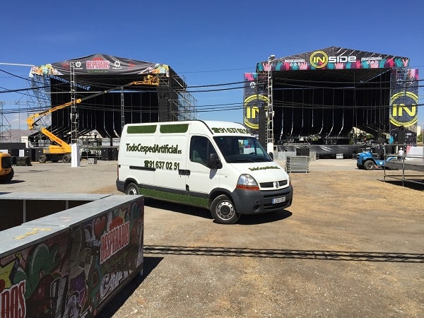 instalando cesped artificial en un festival de musica